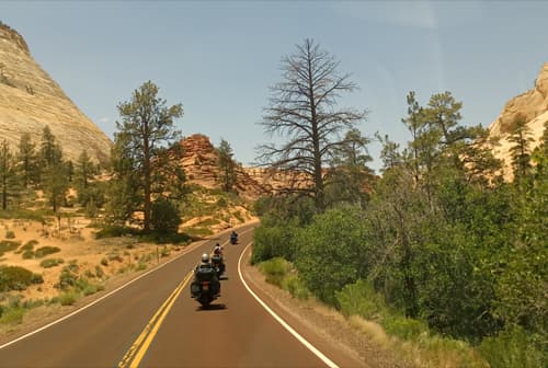 Viajando en moto por el parque nacional Zion en Utah