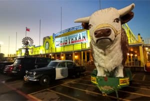El famoso restaurante Big Texan Steak Ranch en Amarillo, Texas, sitio icónico de la Ruta 66