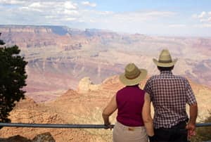 Ante el impresionante Gran Cañón del Colorado
