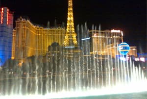 Las fuentes del Bellagio en medio del Strip de Las Vegas