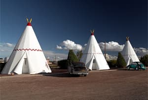El icónico motel Wigwam con cabañas en forma de tipis de indios americanos